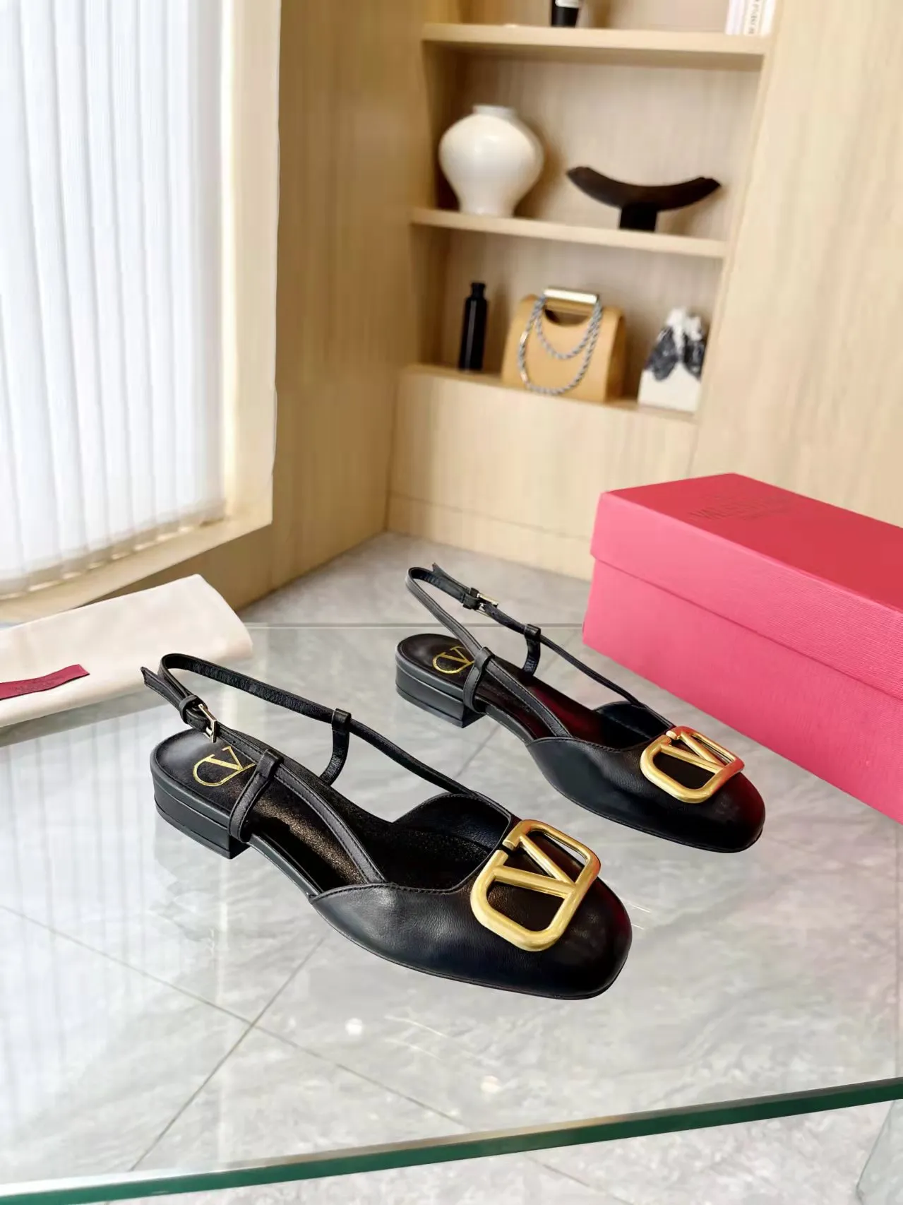 👟👟Ex-factory price 400👟👟 Genuine leather sole +40 Top version 𝑉𝐴𝐿𝐸𝑁𝑇𝐼𝑁𝑂 Valentino new spring and summer women's back hollow new sandals. Unique V-buckle hardware accessories bring out a full sense of luxury. The new season will live up to expectations! Worth buying★Absolutely high-grade❥Original method, Absolutely sensual❥Elegant style, creating a different feeling, simple and elegant style!  Code number: 35-41 (34-42 customized, non-returnable) Fabric: Imported sheepskin Inner foot pads: Inner sheepskin Heel height: 2 cm Leather outsole Rubber outsole